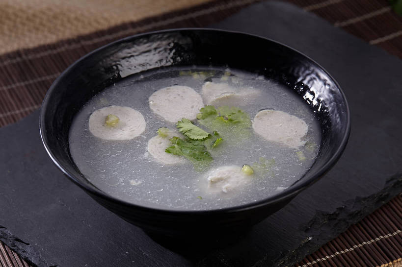 无人,横图,俯视,室内,特写,白天,烹饪,中餐,餐桌,桌子,蔬菜,叶子,许多,切开,漂浮,新鲜,陶瓷,葱,青葱,香菜,肉,汤,鱼肉,料理,食品,绿叶,陶瓷制品,丸子,很多,菜肴,美食,肉类,肉丸,鱼丸,食物,一个,绿色,黑色,容器,碗,切,中式,嫩叶,佳肴,有机食品,绿色食品,单个,餐台,中华料理,储藏,漂流,储存,剖面,肉食,切面,胡菜,香荽,原荽,园荽,芫荽,胡荽,莞荽,芫茜,芫蓿,莚葛草,莚荽菜,流浪,流落,流散,漂泊,飘泊,飘流,本帮菜,沪菜,上海菜,叶,叶片,彩图,高角度拍摄,贮存,鱼丸汤,shjb1