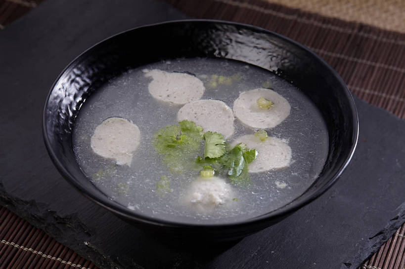 无人,横图,俯视,室内,特写,白天,烹饪,中餐,餐桌,桌子,蔬菜,叶子,许多,切开,漂浮,新鲜,陶瓷,葱,青葱,香菜,肉,汤,鱼肉,料理,食品,绿叶,陶瓷制品,丸子,很多,菜肴,美食,肉类,肉丸,鱼丸,食物,一个,绿色,黑色,容器,碗,切,中式,嫩叶,佳肴,有机食品,绿色食品,单个,餐台,中华料理,储藏,漂流,储存,剖面,肉食,切面,胡菜,香荽,原荽,园荽,芫荽,胡荽,莞荽,芫茜,芫蓿,莚葛草,莚荽菜,流浪,流落,流散,漂泊,飘泊,飘流,本帮菜,沪菜,上海菜,叶,叶片,彩图,高角度拍摄,贮存,鱼丸汤,shjb1