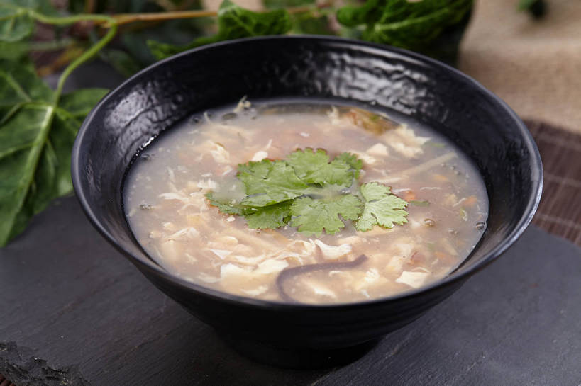 面食,面条,无人,横图,俯视,室内,特写,白天,烹饪,中餐,植物,餐桌,桌子,豆,花生,蔬菜,叶子,新鲜,陶瓷,豆类,豆子,香菜,腌菜,面,浓汤,汤,料理,食品,坚果,绿叶,陶瓷制品,粉丝,羹,菜肴,美食,食物,腌制,一个,容器,碗,中式,嫩叶,长生果,佳肴,有机食品,绿色食品,单个,餐台,中华料理,储藏,储存,榨菜,花生仁,腌渍,豆科,胡菜,香荽,原荽,园荽,芫荽,落花生,落生,胡荽,莞荽,芫茜,芫蓿,莚葛草,莚荽菜,冬粉,叶,叶片,花生米,花生豆,彩图,高角度拍摄,清脆,爽口,贮存,shjb1,胡辣汤,糊辣汤,辣糊汤