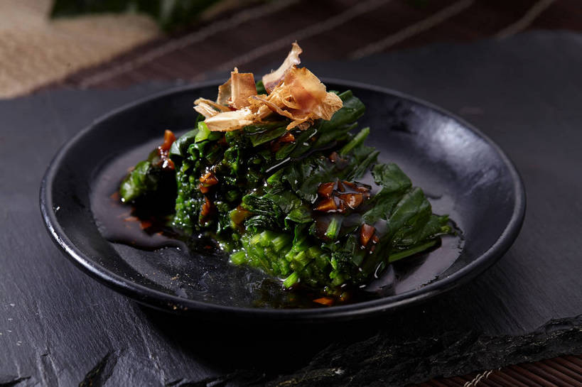 海鲜,无人,横图,俯视,室内,特写,白天,烹饪,中餐,餐桌,桌子,菠菜,蔬菜,餐具,一排,许多,切开,新鲜,整齐,鱼,碟子,盘,调料,酱料,酱汁,佐料,料理,食品,鲣鱼,调味品,很多,调味料,水产,酱,冷盘,菜肴,美食,鱼类,海洋生物,食物,排列,一个,黑色,盘子,碟,切,中式,冷菜,凉菜,佳肴,有机食品,绿色食品,单个,餐台,中华料理,堆,队列,水生动物,海产品,水生物,剖面,海底动物,切面,小金枪鱼,炸弹鱼,鹦鹉菜,鼠根菜,角菜,红嘴绿鹦哥,赤根菜,菠薐菜,波斯草,彩图,高角度拍摄,柴鱼片,木鱼花,shjb1,木鱼花菠菜