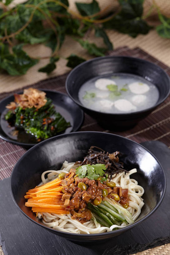 海鲜,面食,面条,无人,竖图,俯视,室内,特写,白天,烹饪,中餐,植物,餐桌,筷子,桌子,菠菜,豆,大豆,萝卜,胡萝卜,黄瓜,蔬菜,餐具,叶子,一堆,一双,许多,堆叠,堆积,新鲜,鱼,碟子,盘,陶瓷,豆类,豆子,菌菇,毛豆,香菜,面,肉,汤,鱼肉,料理,食品,绿叶,陶瓷制品,鲣鱼,丸子,很多,菌类,文化,传统,水产,木耳,菜肴,美食,肉类,鱼类,肉丸,鱼丸,海洋生物,食物,三个,盘子,容器,碟,碗,中式,嫩叶,食用菌,佳肴,有机食品,绿色食品,餐台,中华料理,储藏,堆,礼节,黑木耳,真菌,储存,水生动物,拌面,海产品,黄萝卜,番萝卜,礼仪,水生物,肉食,海底动物,豆科,胡菜,香荽,原荽,园荽,芫荽,枝豆,小金枪鱼,炸弹鱼,胡荽,莞荽,芫茜,芫蓿,莚葛草,莚荽菜,光木耳,叶,叶片,进餐用具,鹦鹉菜,鼠根菜,青瓜,角菜,黄豆,胡瓜,红嘴绿鹦哥,红萝卜,甘荀,赤根菜,菠薐菜,波斯草,彩图,高角度拍摄,丁香萝卜,胡芦菔金,金笋,贮存,鱼丸汤,柴鱼片,木鱼花,shjb1,木鱼花菠菜