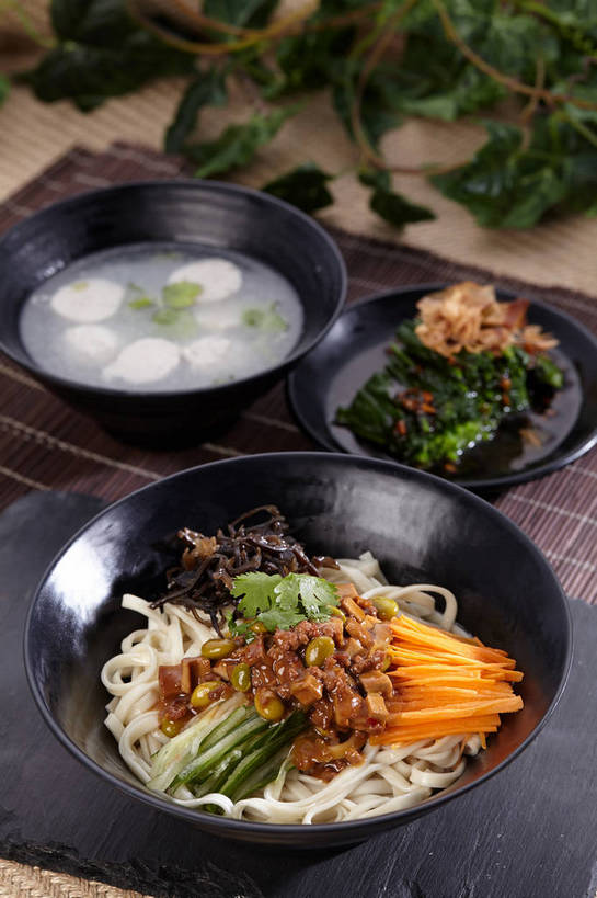 海鲜,面食,面条,无人,竖图,俯视,室内,特写,白天,烹饪,中餐,植物,餐桌,筷子,桌子,菠菜,豆,大豆,萝卜,胡萝卜,黄瓜,蔬菜,餐具,叶子,一堆,一双,许多,堆叠,堆积,新鲜,鱼,碟子,盘,陶瓷,豆类,豆子,菌菇,毛豆,香菜,面,肉,汤,鱼肉,料理,食品,绿叶,陶瓷制品,鲣鱼,丸子,很多,菌类,文化,传统,水产,木耳,菜肴,美食,肉类,鱼类,肉丸,鱼丸,海洋生物,食物,三个,盘子,容器,碟,碗,中式,嫩叶,食用菌,佳肴,有机食品,绿色食品,餐台,中华料理,储藏,堆,礼节,黑木耳,真菌,储存,水生动物,拌面,海产品,黄萝卜,番萝卜,礼仪,水生物,肉食,海底动物,豆科,胡菜,香荽,原荽,园荽,芫荽,枝豆,小金枪鱼,炸弹鱼,胡荽,莞荽,芫茜,芫蓿,莚葛草,莚荽菜,光木耳,叶,叶片,进餐用具,鹦鹉菜,鼠根菜,青瓜,角菜,黄豆,胡瓜,红嘴绿鹦哥,红萝卜,甘荀,赤根菜,菠薐菜,波斯草,彩图,高角度拍摄,丁香萝卜,胡芦菔金,金笋,贮存,鱼丸汤,柴鱼片,木鱼花,shjb1,木鱼花菠菜