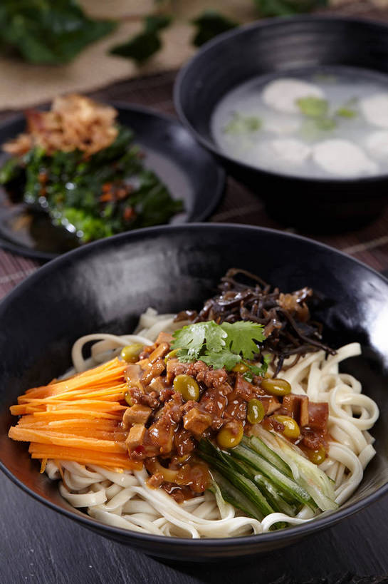 海鲜,面食,面条,无人,竖图,俯视,室内,特写,白天,烹饪,中餐,植物,餐桌,筷子,桌子,菠菜,豆,大豆,萝卜,胡萝卜,黄瓜,蔬菜,餐具,叶子,一堆,一双,许多,堆叠,堆积,新鲜,鱼,碟子,盘,陶瓷,豆类,豆子,菌菇,毛豆,香菜,面,肉,汤,鱼肉,料理,食品,绿叶,陶瓷制品,鲣鱼,丸子,很多,菌类,文化,传统,水产,木耳,菜肴,美食,肉类,鱼类,肉丸,鱼丸,海洋生物,食物,三个,盘子,容器,碟,碗,中式,嫩叶,食用菌,佳肴,有机食品,绿色食品,餐台,中华料理,储藏,堆,礼节,黑木耳,真菌,储存,水生动物,拌面,海产品,黄萝卜,番萝卜,礼仪,水生物,肉食,海底动物,豆科,胡菜,香荽,原荽,园荽,芫荽,枝豆,小金枪鱼,炸弹鱼,胡荽,莞荽,芫茜,芫蓿,莚葛草,莚荽菜,光木耳,叶,叶片,进餐用具,鹦鹉菜,鼠根菜,青瓜,角菜,黄豆,胡瓜,红嘴绿鹦哥,红萝卜,甘荀,赤根菜,菠薐菜,波斯草,彩图,高角度拍摄,丁香萝卜,胡芦菔金,金笋,贮存,鱼丸汤,柴鱼片,木鱼花,shjb1,木鱼花菠菜