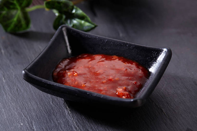 无人,横图,俯视,室内,特写,白天,餐桌,桌子,叶子,陶瓷,调料,酱料,酱汁,佐料,绿叶,陶瓷制品,调味品,调味料,酱,辣酱,一个,红色,黑色,容器,碗,嫩叶,单个,餐台,储藏,辣椒酱,储存,叶,叶片,彩图,高角度拍摄,贮存,shjb1