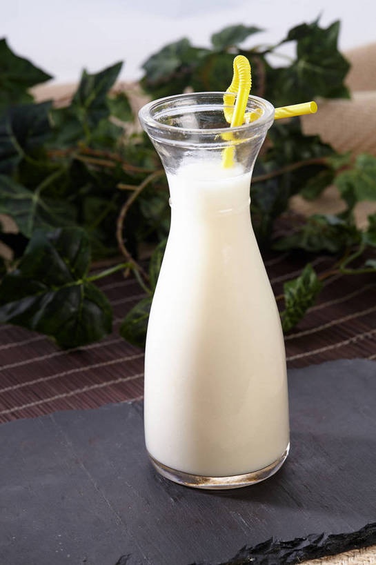 无人,竖图,俯视,室内,特写,白天,餐桌,桌子,叶子,一根,塑料,绿叶,饮品,一杯,营养,玻璃制品,饮料,一个,黄色,玻璃瓶,瓶子,塑料制品,吸管,嫩叶,单个,餐台,空心,豆浆,饮管,安神,叶,叶片,彩图,高角度拍摄,植物奶,圆柱状,shjb1