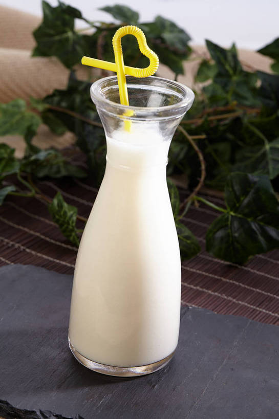 无人,竖图,俯视,室内,特写,白天,餐桌,桌子,叶子,一根,塑料,绿叶,饮品,一杯,营养,玻璃制品,饮料,一个,黄色,玻璃瓶,瓶子,塑料制品,吸管,嫩叶,单个,餐台,空心,豆浆,饮管,安神,叶,叶片,彩图,高角度拍摄,植物奶,圆柱状,shjb1