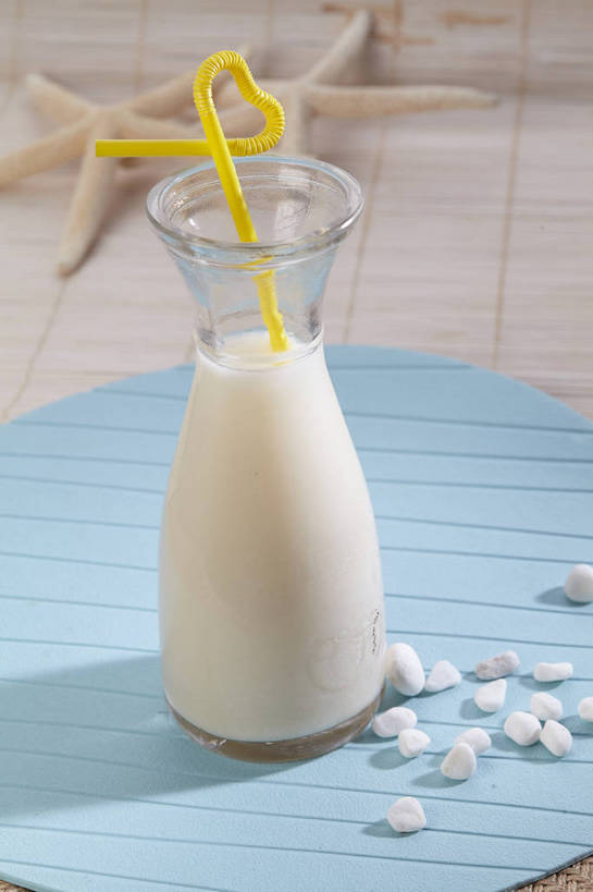 无人,竖图,俯视,室内,特写,白天,石头,餐桌,桌子,海星,一根,阴影,反射,石子,影子,塑料,杯垫,饮品,一杯,营养,海洋生物,玻璃制品,饮料,两个,一个,黄色,蓝色,动物,玻璃瓶,瓶子,塑料制品,吸管,垫子,生物,单个,餐台,空心,豆浆,饮管,安神,棘皮动物门,石块,岩石,星鱼,彩图,高角度拍摄,植物奶,圆柱状,shjb1