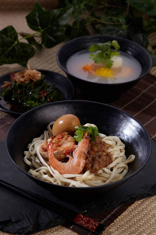 海鲜,面食,面条,无人,竖图,俯视,室内,特写,白天,烹饪,中餐,玉米,餐桌,筷子,桌子,菠菜,萝卜,胡萝卜,蔬菜,餐具,叶子,一双,新鲜,鱼,棒子,碟子,盘,陶瓷,香菜,玉蜀黍,蛋,调料,鸡蛋,酱料,酱汁,面,蔬菜汤,汤,虾,佐料,料理,食品,绿叶,陶瓷制品,鲣鱼,调味品,调味料,文化,传统,卤蛋,水产,酱,菜肴,美食,鱼类,海洋生物,食物,三个,一个,红色,盘子,容器,碟,碗,中式,嫩叶,佳肴,有机食品,绿色食品,对虾,单个,餐台,中华料理,储藏,礼节,苞米,储存,水生动物,拌面,海产品,苞芦,黄萝卜,番萝卜,礼仪,水生物,海底动物,胡菜,香荽,原荽,园荽,芫荽,苞谷,包谷,大蜀黍,番麦,薏米包,玉高粱,玉麦,珍珠米,卵,小金枪鱼,炸弹鱼,胡荽,莞荽,芫茜,芫蓿,莚葛草,莚荽菜,羹汤,叶,叶片,进餐用具,鹦鹉菜,鼠根菜,角菜,红嘴绿鹦哥,红萝卜,甘荀,赤根菜,菠薐菜,波斯草,彩图,高角度拍摄,丁香萝卜,胡芦菔金,金笋,鸡卵,鸡子,贮存,柴鱼片,木鱼花,shjb1,木鱼花菠菜