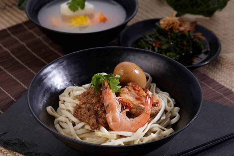 海鲜,面食,面条,无人,横图,俯视,室内,特写,白天,烹饪,中餐,玉米,餐桌,筷子,桌子,菠菜,萝卜,胡萝卜,蔬菜,餐具,叶子,一双,新鲜,鱼,棒子,碟子,盘,陶瓷,香菜,玉蜀黍,蛋,调料,鸡蛋,酱料,酱汁,面,蔬菜汤,汤,虾,佐料,料理,食品,绿叶,陶瓷制品,鲣鱼,调味品,调味料,文化,传统,卤蛋,水产,酱,菜肴,美食,鱼类,海洋生物,食物,三个,一个,红色,盘子,容器,碟,碗,中式,嫩叶,佳肴,有机食品,绿色食品,对虾,单个,餐台,中华料理,储藏,礼节,苞米,储存,水生动物,拌面,海产品,苞芦,黄萝卜,番萝卜,礼仪,水生物,海底动物,胡菜,香荽,原荽,园荽,芫荽,苞谷,包谷,大蜀黍,番麦,薏米包,玉高粱,玉麦,珍珠米,卵,小金枪鱼,炸弹鱼,胡荽,莞荽,芫茜,芫蓿,莚葛草,莚荽菜,羹汤,叶,叶片,进餐用具,鹦鹉菜,鼠根菜,角菜,红嘴绿鹦哥,红萝卜,甘荀,赤根菜,菠薐菜,波斯草,彩图,高角度拍摄,丁香萝卜,胡芦菔金,金笋,鸡卵,鸡子,贮存,柴鱼片,木鱼花,shjb1,木鱼花菠菜