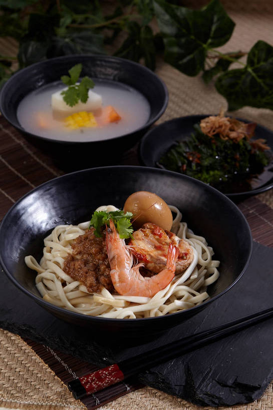 海鲜,面食,面条,无人,竖图,俯视,室内,特写,白天,烹饪,中餐,玉米,餐桌,筷子,桌子,菠菜,萝卜,胡萝卜,蔬菜,餐具,叶子,一双,新鲜,鱼,棒子,碟子,盘,陶瓷,香菜,玉蜀黍,蛋,调料,鸡蛋,酱料,酱汁,面,蔬菜汤,汤,虾,佐料,料理,食品,绿叶,陶瓷制品,鲣鱼,调味品,调味料,文化,传统,卤蛋,水产,酱,菜肴,美食,鱼类,海洋生物,食物,三个,一个,红色,盘子,容器,碟,碗,中式,嫩叶,佳肴,有机食品,绿色食品,对虾,单个,餐台,中华料理,储藏,礼节,苞米,储存,水生动物,拌面,海产品,苞芦,黄萝卜,番萝卜,礼仪,水生物,海底动物,胡菜,香荽,原荽,园荽,芫荽,苞谷,包谷,大蜀黍,番麦,薏米包,玉高粱,玉麦,珍珠米,卵,小金枪鱼,炸弹鱼,胡荽,莞荽,芫茜,芫蓿,莚葛草,莚荽菜,羹汤,叶,叶片,进餐用具,鹦鹉菜,鼠根菜,角菜,红嘴绿鹦哥,红萝卜,甘荀,赤根菜,菠薐菜,波斯草,彩图,高角度拍摄,丁香萝卜,胡芦菔金,金笋,鸡卵,鸡子,贮存,柴鱼片,木鱼花,shjb1,木鱼花菠菜