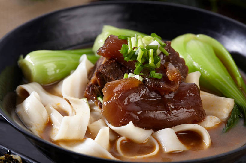 面食,面条,无人,横图,俯视,室内,特写,白天,烹饪,中餐,餐桌,桌子,蔬菜,餐具,叶子,新鲜,碟子,盘,陶瓷,葱,青菜,青葱,面,肉,牛肉,料理,食品,绿叶,陶瓷制品,酱菜,拉面,菜肴,美食,肉类,食物,腌制,两个,绿色,黑色,盘子,容器,碟,碗,中式,嫩叶,佳肴,牛肉面,有机食品,绿色食品,餐台,中华料理,储藏,储存,小白菜,肉食,腌渍,不结球白菜,牛筋,叶,叶片,彩图,高角度拍摄,贮存,牛肉拉面,筋,扯面,甩面,拽面,shjb1