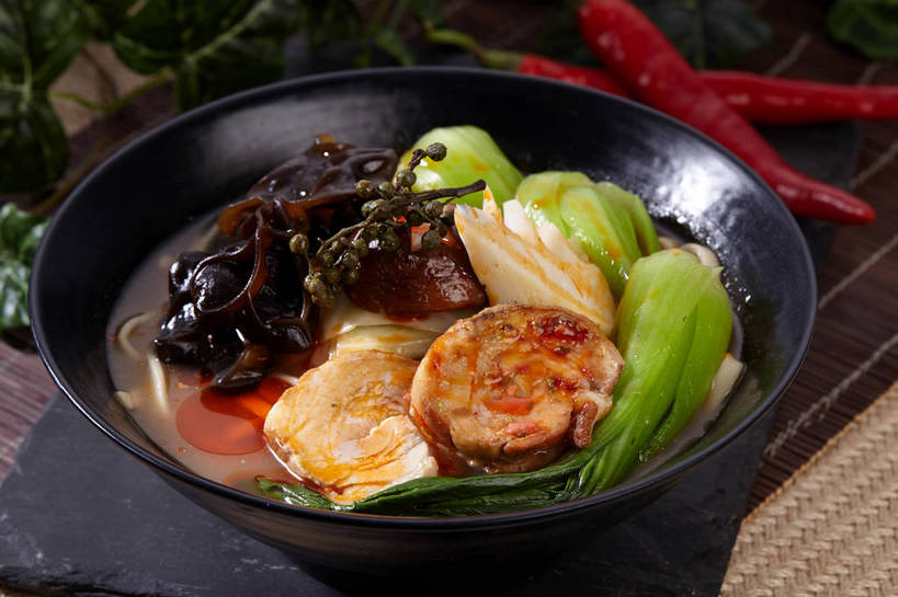 无人,横图,俯视,室内,特写,白天,烹饪,中餐,餐桌,桌子,辣椒,蔬菜,叶子,切开,新鲜,陶瓷,菌菇,青菜,青椒,香菇,竹笋,调味,肉,香料,佐料,料理,食品,绿叶,陶瓷制品,菌类,木耳,笋,菜肴,美食,肉类,食物,一个,绿色,黑色,容器,碗,切,中式,嫩叶,食用菌,佳肴,有机食品,绿色食品,单个,餐台,中华料理,储藏,黑木耳,花椒,山椒,配料,真菌,储存,小白菜,剖面,肉食,切面,辣角,红海椒,大椒,辣虎,广椒,作料,不结球白菜,椎茸,光木耳,大花椒,狗椒,红花椒,青花椒,蜀椒,香椒,叶,叶片,辣子,红辣椒,红椒,海椒,番椒,彩图,高角度拍摄,平庄菇,香菌,香蕈,贮存,shjb1,白总管,藤椒,万花针,竹叶花椒,竹叶总管