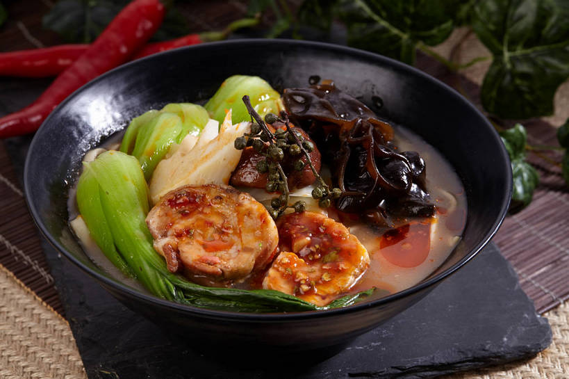 无人,横图,俯视,室内,特写,白天,烹饪,中餐,餐桌,桌子,辣椒,蔬菜,叶子,切开,新鲜,陶瓷,菌菇,青菜,青椒,香菇,竹笋,调味,肉,香料,佐料,料理,食品,绿叶,陶瓷制品,菌类,木耳,笋,菜肴,美食,肉类,食物,一个,绿色,黑色,容器,碗,切,中式,嫩叶,食用菌,佳肴,有机食品,绿色食品,单个,餐台,中华料理,储藏,黑木耳,花椒,山椒,配料,真菌,储存,小白菜,剖面,肉食,切面,辣角,红海椒,大椒,辣虎,广椒,作料,不结球白菜,椎茸,光木耳,大花椒,狗椒,红花椒,青花椒,蜀椒,香椒,叶,叶片,辣子,红辣椒,红椒,海椒,番椒,彩图,高角度拍摄,平庄菇,香菌,香蕈,贮存,shjb1,白总管,藤椒,万花针,竹叶花椒,竹叶总管