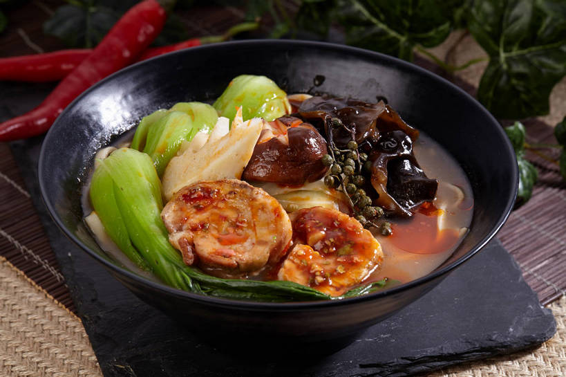 无人,横图,俯视,室内,特写,白天,烹饪,中餐,餐桌,桌子,辣椒,蔬菜,叶子,切开,新鲜,陶瓷,菌菇,青菜,青椒,香菇,竹笋,调味,肉,香料,佐料,料理,食品,绿叶,陶瓷制品,菌类,木耳,笋,菜肴,美食,肉类,食物,一个,绿色,黑色,容器,碗,切,中式,嫩叶,食用菌,佳肴,有机食品,绿色食品,单个,餐台,中华料理,储藏,黑木耳,花椒,山椒,配料,真菌,储存,小白菜,剖面,肉食,切面,辣角,红海椒,大椒,辣虎,广椒,作料,不结球白菜,椎茸,光木耳,大花椒,狗椒,红花椒,青花椒,蜀椒,香椒,叶,叶片,辣子,红辣椒,红椒,海椒,番椒,彩图,高角度拍摄,平庄菇,香菌,香蕈,贮存,shjb1,白总管,藤椒,万花针,竹叶花椒,竹叶总管