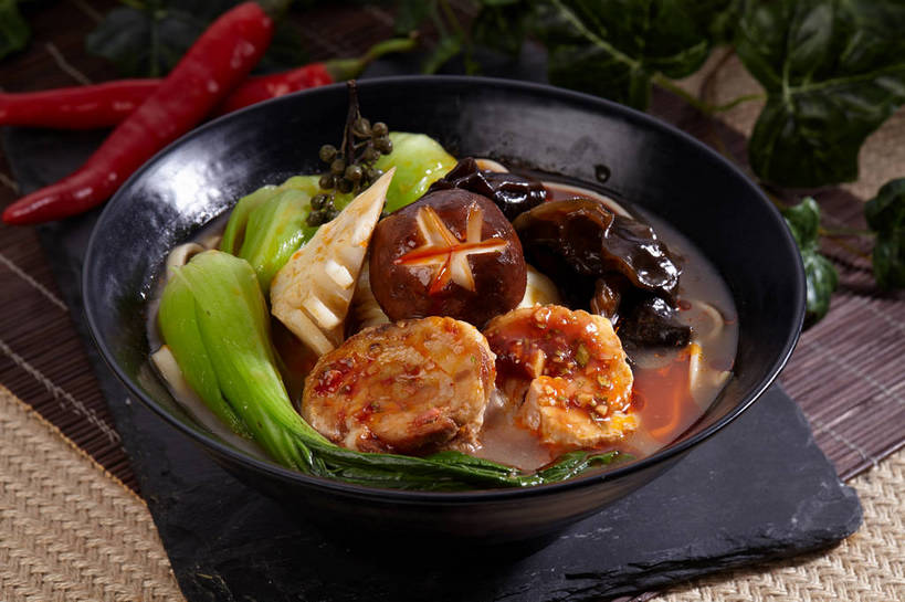 无人,横图,俯视,室内,特写,白天,烹饪,中餐,餐桌,桌子,辣椒,蔬菜,叶子,切开,新鲜,陶瓷,菌菇,青菜,青椒,香菇,竹笋,调味,肉,香料,佐料,料理,食品,绿叶,陶瓷制品,菌类,木耳,笋,菜肴,美食,肉类,食物,一个,绿色,黑色,容器,碗,切,中式,嫩叶,食用菌,佳肴,有机食品,绿色食品,单个,餐台,中华料理,储藏,黑木耳,花椒,山椒,配料,真菌,储存,小白菜,剖面,肉食,切面,辣角,红海椒,大椒,辣虎,广椒,作料,不结球白菜,椎茸,光木耳,大花椒,狗椒,红花椒,青花椒,蜀椒,香椒,叶,叶片,辣子,红辣椒,红椒,海椒,番椒,彩图,高角度拍摄,平庄菇,香菌,香蕈,贮存,shjb1,白总管,藤椒,万花针,竹叶花椒,竹叶总管