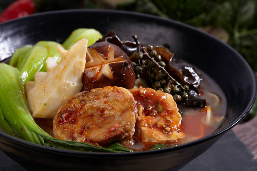 无人,横图,俯视,室内,特写,白天,烹饪,中餐,餐桌,桌子,辣椒,蔬菜,叶子,切开,新鲜,陶瓷,菌菇,青菜,青椒,香菇,竹笋,调味,肉,香料,佐料,料理,食品,绿叶,陶瓷制品,菌类,木耳,笋,菜肴,美食,肉类,食物,一个,绿色,黑色,容器,碗,切,中式,嫩叶,食用菌,佳肴,有机食品,绿色食品,单个,餐台,中华料理,储藏,黑木耳,花椒,山椒,配料,真菌,储存,小白菜,剖面,肉食,切面,辣角,红海椒,大椒,辣虎,广椒,作料,不结球白菜,椎茸,光木耳,大花椒,狗椒,红花椒,青花椒,蜀椒,香椒,叶,叶片,辣子,红辣椒,红椒,海椒,番椒,彩图,高角度拍摄,平庄菇,香菌,香蕈,贮存,shjb1,白总管,藤椒,万花针,竹叶花椒,竹叶总管