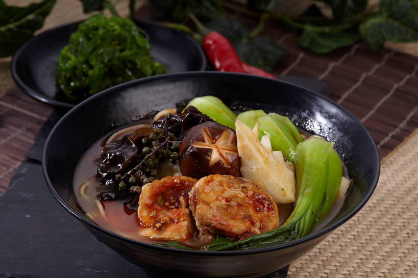 无人,横图,俯视,室内,特写,白天,烹饪,中餐,餐桌,桌子,辣椒,蔬菜,叶子,切开,新鲜,陶瓷,菌菇,青菜,青椒,香菜,香菇,竹笋,调味,肉,香料,佐料,料理,食品,绿叶,陶瓷制品,菌类,木耳,笋,菜肴,美食,肉类,食物,两个,绿色,黑色,容器,碗,切,中式,嫩叶,食用菌,佳肴,有机食品,绿色食品,餐台,中华料理,储藏,黑木耳,花椒,山椒,配料,真菌,储存,小白菜,剖面,肉食,切面,辣角,红海椒,大椒,辣虎,广椒,胡菜,香荽,原荽,园荽,芫荽,作料,胡荽,莞荽,芫茜,芫蓿,莚葛草,莚荽菜,不结球白菜,椎茸,光木耳,大花椒,狗椒,红花椒,青花椒,蜀椒,香椒,叶,叶片,辣子,红辣椒,红椒,海椒,番椒,彩图,高角度拍摄,平庄菇,香菌,香蕈,贮存,shjb1,白总管,藤椒,万花针,竹叶花椒,竹叶总管