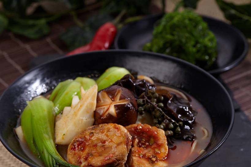 无人,横图,俯视,室内,特写,白天,烹饪,中餐,餐桌,桌子,辣椒,蔬菜,叶子,切开,新鲜,陶瓷,菌菇,青菜,青椒,香菜,香菇,竹笋,调味,肉,香料,佐料,料理,食品,绿叶,陶瓷制品,菌类,木耳,笋,菜肴,美食,肉类,食物,两个,绿色,黑色,容器,碗,切,中式,嫩叶,食用菌,佳肴,有机食品,绿色食品,餐台,中华料理,储藏,黑木耳,花椒,山椒,配料,真菌,储存,小白菜,剖面,肉食,切面,辣角,红海椒,大椒,辣虎,广椒,胡菜,香荽,原荽,园荽,芫荽,作料,胡荽,莞荽,芫茜,芫蓿,莚葛草,莚荽菜,不结球白菜,椎茸,光木耳,大花椒,狗椒,红花椒,青花椒,蜀椒,香椒,叶,叶片,辣子,红辣椒,红椒,海椒,番椒,彩图,高角度拍摄,平庄菇,香菌,香蕈,贮存,shjb1,白总管,藤椒,万花针,竹叶花椒,竹叶总管