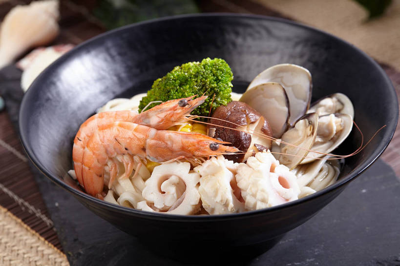 海鲜,面食,面条,无人,横图,俯视,室内,特写,白天,烹饪,餐桌,桌子,鱿鱼,蔬菜,叶子,切开,新鲜,陶瓷,菌菇,西兰花,香菇,面,虾,料理,食品,绿叶,陶瓷制品,牡蛎,海鲜面,菌类,水产,菜肴,美食,海洋生物,食物,两个,一个,容器,碗,切,橙色,嫩叶,食用菌,佳肴,有机食品,绿色食品,对虾,单个,餐台,储藏,生蚝,真菌,储存,水生动物,汤面,海产品,水生物,剖面,海底动物,切面,椎茸,甘蓝花,叶,叶片,柔鱼,枪乌贼,彩图,高角度拍摄,平庄菇,香菌,香蕈,绿菜花,绿花菜,青花菜,蔬菜皇冠,贮存,shjb1