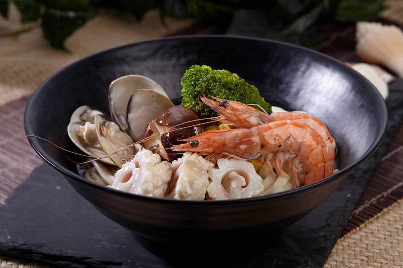 海鲜,面食,面条,无人,横图,俯视,室内,特写,白天,烹饪,餐桌,桌子,鱿鱼,蔬菜,叶子,切开,新鲜,陶瓷,菌菇,西兰花,香菇,面,虾,料理,食品,绿叶,陶瓷制品,牡蛎,海鲜面,菌类,水产,菜肴,美食,海洋生物,食物,两个,一个,容器,碗,切,橙色,嫩叶,食用菌,佳肴,有机食品,绿色食品,对虾,单个,餐台,储藏,生蚝,真菌,储存,水生动物,汤面,海产品,水生物,剖面,海底动物,切面,椎茸,甘蓝花,叶,叶片,柔鱼,枪乌贼,彩图,高角度拍摄,平庄菇,香菌,香蕈,绿菜花,绿花菜,青花菜,蔬菜皇冠,贮存,shjb1