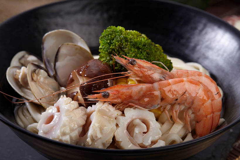 海鲜,面食,面条,无人,横图,俯视,室内,特写,白天,烹饪,餐桌,桌子,鱿鱼,蔬菜,叶子,切开,新鲜,陶瓷,菌菇,西兰花,香菇,面,虾,料理,食品,绿叶,陶瓷制品,牡蛎,海鲜面,菌类,水产,菜肴,美食,海洋生物,食物,两个,一个,容器,碗,切,橙色,嫩叶,食用菌,佳肴,有机食品,绿色食品,对虾,单个,餐台,储藏,生蚝,真菌,储存,水生动物,汤面,海产品,水生物,剖面,海底动物,切面,椎茸,甘蓝花,叶,叶片,柔鱼,枪乌贼,彩图,高角度拍摄,平庄菇,香菌,香蕈,绿菜花,绿花菜,青花菜,蔬菜皇冠,贮存,shjb1