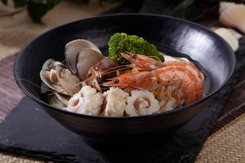 海鲜,面食,面条,无人,横图,俯视,室内,特写,白天,烹饪,餐桌,桌子,鱿鱼,蔬菜,叶子,切开,新鲜,陶瓷,菌菇,西兰花,香菇,面,虾,料理,食品,绿叶,陶瓷制品,牡蛎,海鲜面,菌类,水产,菜肴,美食,海洋生物,食物,两个,一个,容器,碗,切,橙色,嫩叶,食用菌,佳肴,有机食品,绿色食品,对虾,单个,餐台,储藏,生蚝,真菌,储存,水生动物,汤面,海产品,水生物,剖面,海底动物,切面,椎茸,甘蓝花,叶,叶片,柔鱼,枪乌贼,彩图,高角度拍摄,平庄菇,香菌,香蕈,绿菜花,绿花菜,青花菜,蔬菜皇冠,贮存,shjb1