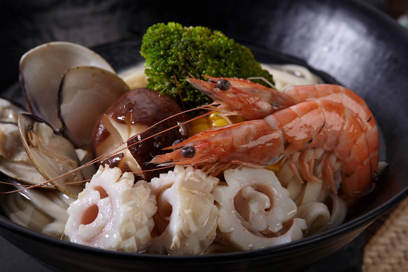 海鲜,面食,面条,无人,横图,俯视,室内,特写,白天,烹饪,餐桌,桌子,鱿鱼,蔬菜,叶子,切开,新鲜,陶瓷,菌菇,西兰花,香菇,面,虾,料理,食品,绿叶,陶瓷制品,牡蛎,海鲜面,菌类,水产,菜肴,美食,海洋生物,食物,两个,一个,容器,碗,切,橙色,嫩叶,食用菌,佳肴,有机食品,绿色食品,对虾,单个,餐台,储藏,生蚝,真菌,储存,水生动物,汤面,海产品,水生物,剖面,海底动物,切面,椎茸,甘蓝花,叶,叶片,柔鱼,枪乌贼,彩图,高角度拍摄,平庄菇,香菌,香蕈,绿菜花,绿花菜,青花菜,蔬菜皇冠,贮存,shjb1