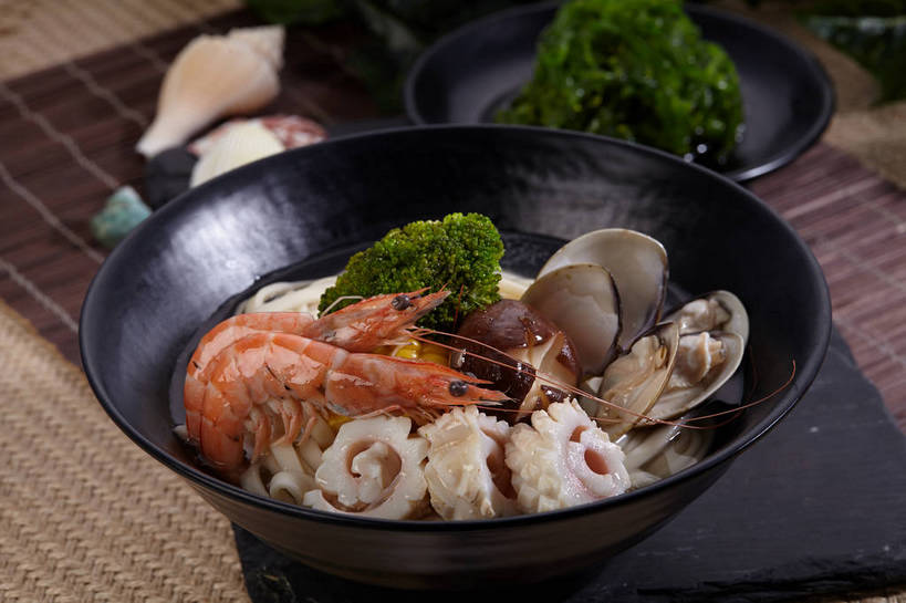 海鲜,面食,面条,无人,横图,俯视,室内,特写,白天,烹饪,餐桌,桌子,鱿鱼,蔬菜,贝壳,叶子,切开,新鲜,陶瓷,菌菇,西兰花,香菇,面,虾,料理,食品,绿叶,陶瓷制品,牡蛎,海鲜面,菌类,水产,菜肴,美食,海洋生物,食物,两个,一个,容器,碗,切,橙色,嫩叶,食用菌,佳肴,有机食品,绿色食品,对虾,单个,餐台,储藏,生蚝,真菌,储存,水生动物,汤面,海产品,水生物,剖面,海底动物,切面,椎茸,甘蓝花,叶,叶片,贝类外壳,海螺壳,软体动物外壳,柔鱼,枪乌贼,彩图,高角度拍摄,平庄菇,香菌,香蕈,绿菜花,绿花菜,青花菜,蔬菜皇冠,贮存,shjb1