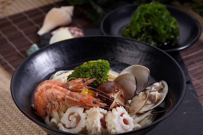 海鲜,面食,面条,无人,横图,俯视,室内,特写,白天,烹饪,餐桌,桌子,鱿鱼,蔬菜,贝壳,叶子,切开,新鲜,陶瓷,菌菇,西兰花,香菇,面,虾,料理,食品,绿叶,陶瓷制品,牡蛎,海鲜面,菌类,水产,菜肴,美食,海洋生物,食物,两个,一个,容器,碗,切,橙色,嫩叶,食用菌,佳肴,有机食品,绿色食品,对虾,单个,餐台,储藏,生蚝,真菌,储存,水生动物,汤面,海产品,水生物,剖面,海底动物,切面,椎茸,甘蓝花,叶,叶片,贝类外壳,海螺壳,软体动物外壳,柔鱼,枪乌贼,彩图,高角度拍摄,平庄菇,香菌,香蕈,绿菜花,绿花菜,青花菜,蔬菜皇冠,贮存,shjb1