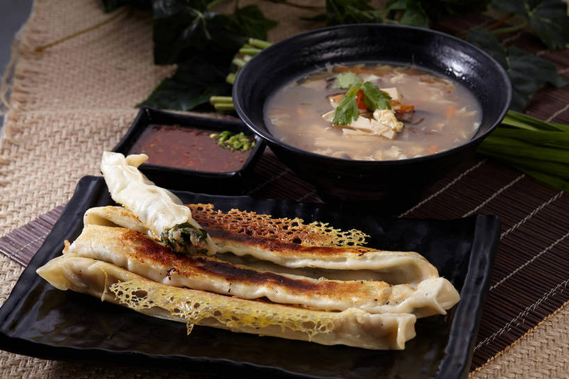 无人,横图,俯视,室内,特写,白天,烹饪,中餐,餐桌,桌子,蔬菜,餐具,叶子,一堆,许多,切开,堆叠,堆积,新鲜,碟子,粉末,盘,陶瓷,韭菜,香菜,腌菜,调料,酱料,酱汁,面粉,浓汤,汤,油炸,油炸食品,佐料,料理,食品,锅贴,煎饺,面点,绿叶,陶瓷制品,调味品,很多,粮食,调味料,海菜,羹,酱,冷盘,菜肴,美食,食物,腌制,绿色,盘子,容器,碟,碗,切,四个,中式,嫩叶,粉,冷菜,凉菜,佳肴,有机食品,绿色食品,餐台,中华料理,储藏,堆,农产品,储存,榨菜,剖面,起阳草,腌渍,原材料,切面,胡菜,香荽,原荽,园荽,芫荽,韭,山韭,长生韭,粉状,胡荽,莞荽,芫茜,芫蓿,莚葛草,莚荽菜,叶,叶片,彩图,高角度拍摄,清脆,爽口,贮存,shjb1,胡辣汤,糊辣汤,辣糊汤,海菜花