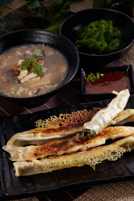 无人,竖图,俯视,室内,特写,白天,烹饪,中餐,餐桌,桌子,蔬菜,餐具,叶子,一堆,许多,切开,堆叠,堆积,新鲜,碟子,粉末,盘,陶瓷,韭菜,香菜,腌菜,调料,酱料,酱汁,面粉,浓汤,汤,油炸,油炸食品,佐料,料理,食品,锅贴,煎饺,面点,绿叶,陶瓷制品,调味品,很多,粮食,调味料,海菜,羹,酱,冷盘,菜肴,美食,食物,腌制,绿色,盘子,容器,碟,碗,切,四个,中式,嫩叶,粉,冷菜,凉菜,佳肴,有机食品,绿色食品,餐台,中华料理,储藏,堆,农产品,储存,榨菜,剖面,起阳草,腌渍,原材料,切面,胡菜,香荽,原荽,园荽,芫荽,韭,山韭,长生韭,粉状,胡荽,莞荽,芫茜,芫蓿,莚葛草,莚荽菜,叶,叶片,彩图,高角度拍摄,清脆,爽口,贮存,shjb1,胡辣汤,糊辣汤,辣糊汤,海菜花