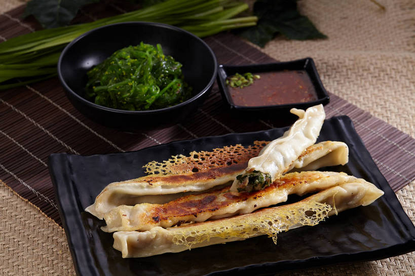 无人,横图,俯视,室内,特写,白天,烹饪,中餐,餐桌,桌子,蔬菜,餐具,叶子,一堆,许多,切开,堆叠,堆积,新鲜,碟子,粉末,盘,陶瓷,韭菜,调料,酱料,酱汁,面粉,油炸,油炸食品,佐料,料理,食品,锅贴,煎饺,面点,绿叶,陶瓷制品,调味品,很多,粮食,调味料,海菜,酱,冷盘,菜肴,美食,食物,三个,绿色,盘子,容器,碟,碗,切,中式,嫩叶,粉,冷菜,凉菜,佳肴,有机食品,绿色食品,餐台,中华料理,储藏,堆,农产品,储存,剖面,起阳草,原材料,切面,韭,山韭,长生韭,粉状,叶,叶片,彩图,高角度拍摄,贮存,shjb1,海菜花