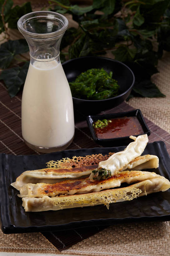 无人,竖图,俯视,室内,特写,白天,烹饪,中餐,餐桌,桌子,蔬菜,杯子,餐具,叶子,一堆,许多,切开,堆叠,堆积,新鲜,碟子,粉末,盘,陶瓷,葱,韭菜,青葱,调料,酱料,酱汁,面粉,油炸,油炸食品,佐料,料理,食品,锅贴,煎饺,面点,绿叶,陶瓷制品,饮品,调味品,很多,一杯,粮食,调味料,海菜,酱,冷盘,菜肴,美食,玻璃制品,食物,饮料,绿色,白色,盘子,容器,水杯,碟,碗,切,四个,中式,嫩叶,粉,冷菜,凉菜,佳肴,有机食品,绿色食品,餐台,中华料理,储藏,堆,农产品,储存,可口,剖面,起阳草,原材料,切面,韭,山韭,长生韭,粉状,适口,叶,叶片,玻璃杯,彩图,高角度拍摄,贮存,shjb1,海菜花