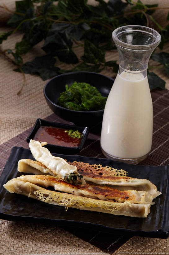 无人,竖图,俯视,室内,特写,白天,烹饪,中餐,餐桌,桌子,蔬菜,杯子,餐具,叶子,一堆,许多,切开,堆叠,堆积,新鲜,碟子,粉末,盘,陶瓷,葱,韭菜,青葱,调料,酱料,酱汁,面粉,油炸,油炸食品,佐料,料理,食品,锅贴,煎饺,面点,绿叶,陶瓷制品,饮品,调味品,很多,一杯,粮食,调味料,海菜,酱,冷盘,菜肴,美食,玻璃制品,食物,饮料,绿色,白色,盘子,容器,水杯,碟,碗,切,四个,中式,嫩叶,粉,冷菜,凉菜,佳肴,有机食品,绿色食品,餐台,中华料理,储藏,堆,农产品,储存,可口,剖面,起阳草,原材料,切面,韭,山韭,长生韭,粉状,适口,叶,叶片,玻璃杯,彩图,高角度拍摄,贮存,shjb1,海菜花