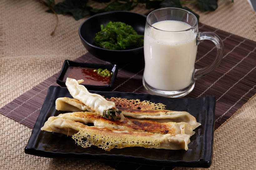 无人,横图,俯视,室内,特写,白天,烹饪,中餐,餐桌,桌子,蔬菜,杯子,餐具,叶子,一堆,许多,切开,堆叠,堆积,新鲜,碟子,粉末,盘,陶瓷,葱,韭菜,青葱,调料,酱料,酱汁,面粉,油炸,油炸食品,佐料,料理,食品,锅贴,煎饺,面点,绿叶,陶瓷制品,饮品,调味品,很多,一杯,粮食,调味料,海菜,酱,冷盘,菜肴,美食,玻璃制品,食物,饮料,绿色,白色,盘子,容器,水杯,碟,碗,切,四个,中式,嫩叶,粉,冷菜,凉菜,佳肴,有机食品,绿色食品,餐台,中华料理,储藏,堆,农产品,储存,可口,剖面,起阳草,原材料,切面,韭,山韭,长生韭,粉状,适口,叶,叶片,玻璃杯,彩图,高角度拍摄,贮存,shjb1,海菜花