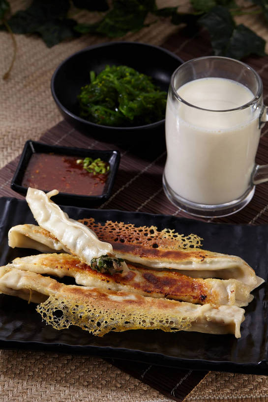 无人,竖图,俯视,室内,特写,白天,烹饪,中餐,餐桌,桌子,蔬菜,杯子,餐具,叶子,一堆,许多,切开,堆叠,堆积,新鲜,碟子,粉末,盘,陶瓷,葱,韭菜,青葱,调料,酱料,酱汁,面粉,油炸,油炸食品,佐料,料理,食品,锅贴,煎饺,面点,绿叶,陶瓷制品,饮品,调味品,很多,一杯,粮食,调味料,海菜,酱,冷盘,菜肴,美食,玻璃制品,食物,饮料,绿色,白色,盘子,容器,水杯,碟,碗,切,四个,中式,嫩叶,粉,冷菜,凉菜,佳肴,有机食品,绿色食品,餐台,中华料理,储藏,堆,农产品,储存,可口,剖面,起阳草,原材料,切面,韭,山韭,长生韭,粉状,适口,叶,叶片,玻璃杯,彩图,高角度拍摄,贮存,shjb1,海菜花