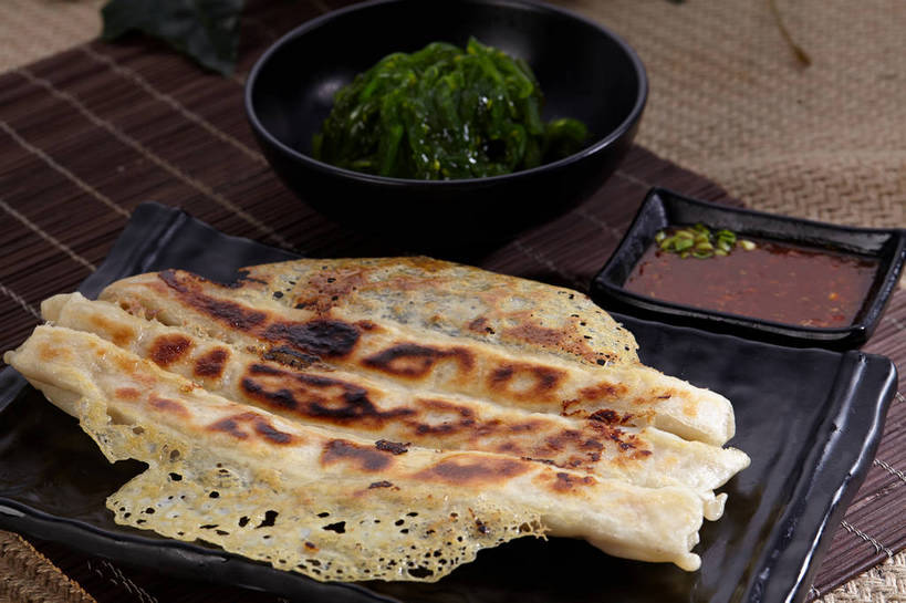 无人,横图,俯视,室内,特写,白天,烹饪,中餐,餐桌,桌子,蔬菜,餐具,切开,新鲜,碟子,粉末,盘,陶瓷,葱,青葱,调料,酱料,酱汁,面粉,肉,油炸,油炸食品,佐料,料理,食品,锅贴,煎饺,面点,陶瓷制品,调味品,粮食,调味料,猪肉,海菜,酱,冷盘,菜肴,美食,肉类,食物,三个,红色,绿色,盘子,容器,碟,碗,切,中式,粉,冷菜,凉菜,佳肴,有机食品,绿色食品,餐台,中华料理,储藏,农产品,储存,剖面,肉食,原材料,切面,豚肉,粉状,彩图,高角度拍摄,贮存,shjb1,海菜花