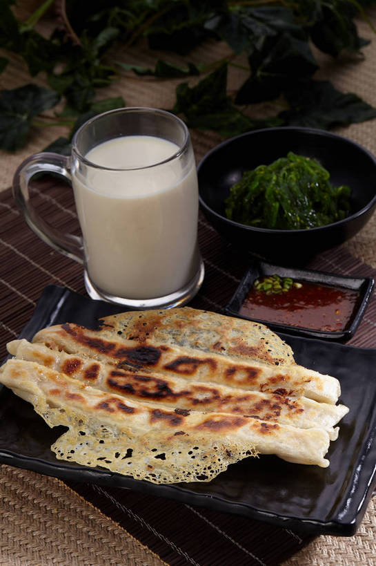 无人,竖图,俯视,室内,特写,白天,烹饪,中餐,餐桌,桌子,蔬菜,杯子,餐具,叶子,一堆,许多,切开,堆叠,堆积,新鲜,碟子,粉末,盘,陶瓷,葱,青葱,调料,酱料,酱汁,面粉,油炸,油炸食品,佐料,料理,食品,锅贴,煎饺,面点,绿叶,陶瓷制品,饮品,调味品,很多,一杯,粮食,调味料,海菜,酱,冷盘,菜肴,美食,玻璃制品,食物,饮料,绿色,白色,盘子,容器,水杯,碟,碗,切,四个,中式,嫩叶,粉,冷菜,凉菜,佳肴,有机食品,绿色食品,餐台,中华料理,储藏,堆,农产品,储存,可口,剖面,原材料,切面,粉状,适口,叶,叶片,玻璃杯,彩图,高角度拍摄,贮存,shjb1,海菜花