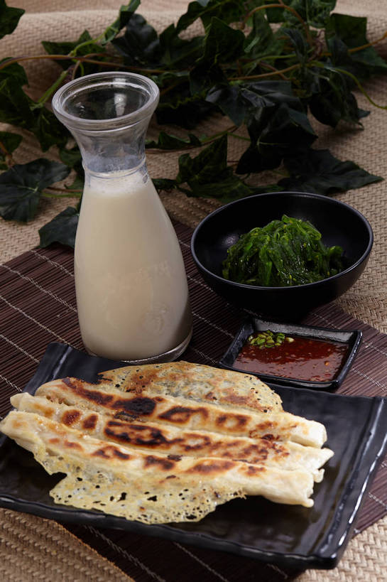 无人,竖图,俯视,室内,特写,白天,烹饪,中餐,餐桌,桌子,蔬菜,杯子,餐具,叶子,一堆,许多,切开,堆叠,堆积,新鲜,碟子,粉末,盘,陶瓷,葱,青葱,调料,酱料,酱汁,面粉,油炸,油炸食品,佐料,料理,食品,锅贴,煎饺,面点,绿叶,陶瓷制品,饮品,调味品,很多,一杯,粮食,调味料,海菜,酱,冷盘,菜肴,美食,玻璃制品,食物,饮料,绿色,白色,盘子,容器,水杯,碟,碗,切,四个,中式,嫩叶,粉,冷菜,凉菜,佳肴,有机食品,绿色食品,餐台,中华料理,储藏,堆,农产品,储存,可口,剖面,原材料,切面,粉状,适口,叶,叶片,玻璃杯,彩图,高角度拍摄,贮存,shjb1,海菜花