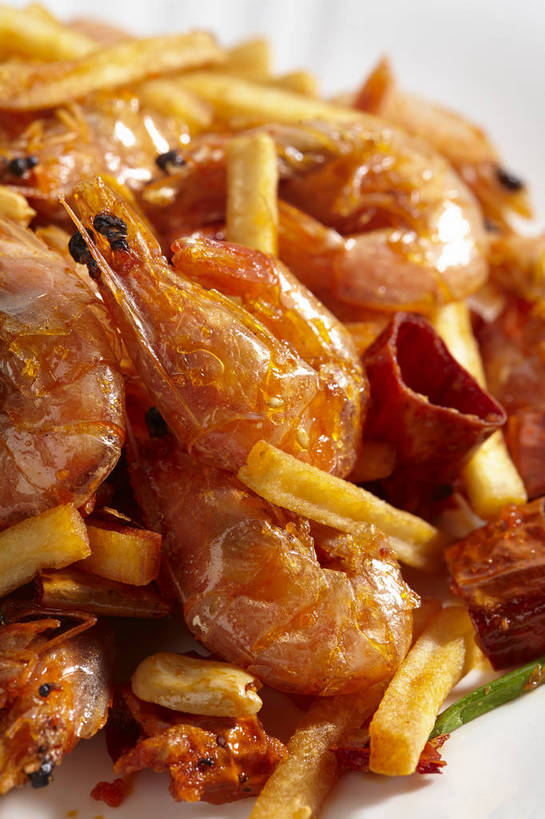 海鲜,无人,竖图,俯视,室内,特写,白天,烹饪,中餐,辣椒,蔬菜,餐具,新鲜,碟子,盘,葱,青葱,虾,料理,食品,水产,菜肴,美食,海洋生物,食物,一个,红色,白色,盘子,碟,中式,佳肴,有机食品,绿色食品,单个,中华料理,水生动物,海产品,水生物,海底动物,辣角,红海椒,大椒,辣虎,广椒,本帮菜,沪菜,上海菜,辣子,红辣椒,海椒,番椒,彩图,高角度拍摄,shjb1,油爆虾