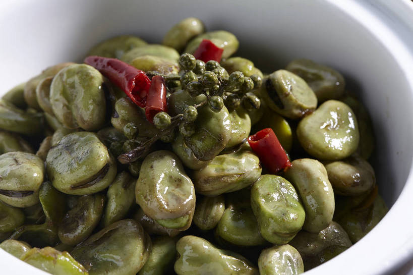 无人,横图,俯视,室内,特写,白天,烹饪,中餐,植物,餐桌,桌子,辣椒,蔬菜,一堆,许多,堆叠,堆积,新鲜,陶瓷,豆类,豆子,青椒,调味,香料,佐料,料理,食品,蚕豆,胡豆,佛豆,川豆,倭豆,罗汉豆,陶瓷制品,很多,菜肴,美食,食物,一个,白色,容器,碗,中式,佳肴,有机食品,绿色食品,单个,餐台,中华料理,储藏,堆,花椒,山椒,配料,储存,豆科,辣角,红海椒,大椒,辣虎,广椒,作料,大花椒,狗椒,红花椒,青花椒,蜀椒,香椒,辣子,红辣椒,红椒,海椒,番椒,彩图,高角度拍摄,贮存,麻椒,shjb1