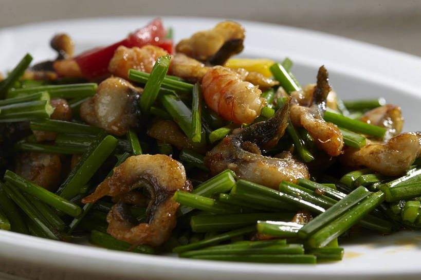 无人,横图,俯视,室内,特写,白天,烹饪,中餐,餐桌,桌子,辣椒,蔬菜,蒜,餐具,一堆,许多,阴影,堆叠,堆积,朦胧,模糊,新鲜,反射,碟子,盘,影子,炒菜,肉,鱼肉,料理,食品,很多,菜肴,美食,肉类,食物,一个,白色,盘子,碟,中式,佳肴,有机食品,绿色食品,单个,餐台,中华料理,堆,虾肉,蒜苗,肉食,辣角,红海椒,大椒,辣虎,广椒,蒜薹,蒜毫,蒜苔,辣子,红辣椒,海椒,番椒,彩图,高角度拍摄,shjb1