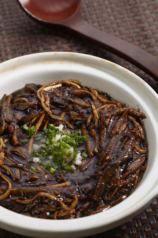 无人,竖图,俯视,室内,特写,白天,烹饪,中餐,餐桌,桌子,蔬菜,新鲜,木制,勺子,陶瓷,葱,青葱,肉,料理,食品,陶瓷制品,肉丝,猪肉,鱼香肉丝,菜肴,美食,肉类,食物,两个,绿色,木制品,容器,调羹,汤匙,碗,中式,佳肴,有机食品,绿色食品,餐台,中华料理,储藏,储存,川菜,肉食,豚肉,四川菜,彩图,高角度拍摄,贮存,shjb1