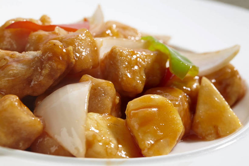 无人,横图,俯视,室内,特写,白天,烹饪,中餐,菠萝,辣椒,蔬菜,洋葱,餐具,水果,新鲜,碟子,盘,竹笋,肉,生食,料理,食品,果实,咕咾肉,咕噜肉,猪肉,笋,菜肴,美食,肉类,食物,一个,红色,绿色,白色,盘子,碟,中式,佳肴,有机食品,绿色食品,单个,中华料理,玉葱,里脊肉,肉食,辣角,红海椒,大椒,辣虎,广椒,豚肉,甜酸肉,广东菜,粤菜,荷兰葱,凤梨,圆葱,洋葱头,球葱,辣子,红辣椒,海椒,番椒,葱头,彩图,高角度拍摄,里脊,猪里脊肉,菠萝咕噜肉,菠萝咕咾肉,菠萝古老肉,shjb1