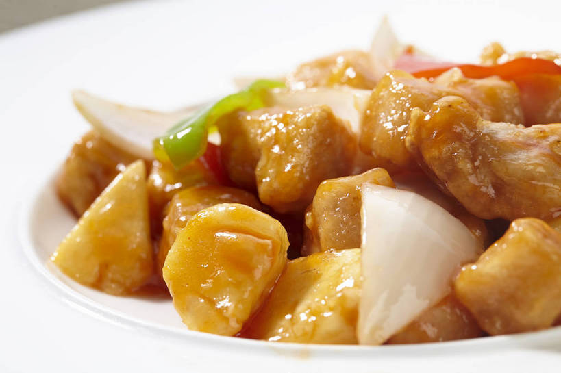 无人,横图,俯视,室内,特写,白天,烹饪,中餐,菠萝,辣椒,蔬菜,洋葱,餐具,水果,新鲜,碟子,盘,竹笋,肉,生食,料理,食品,果实,咕咾肉,咕噜肉,猪肉,笋,菜肴,美食,肉类,食物,一个,红色,绿色,白色,盘子,碟,中式,佳肴,有机食品,绿色食品,单个,中华料理,玉葱,里脊肉,肉食,辣角,红海椒,大椒,辣虎,广椒,豚肉,甜酸肉,广东菜,粤菜,荷兰葱,凤梨,圆葱,洋葱头,球葱,辣子,红辣椒,海椒,番椒,葱头,彩图,高角度拍摄,里脊,猪里脊肉,菠萝咕噜肉,菠萝咕咾肉,菠萝古老肉,shjb1