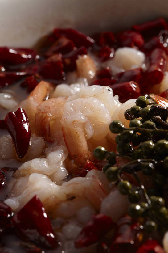 无人,竖图,俯视,室内,特写,白天,烹饪,中餐,辣椒,蔬菜,一堆,许多,堆叠,堆积,新鲜,陶瓷,青椒,调味,肉,虾仁,香料,佐料,料理,食品,陶瓷制品,很多,菜肴,美食,肉类,食物,一个,红色,容器,碗,中式,佳肴,有机食品,绿色食品,单个,中华料理,储藏,堆,虾肉,花椒,山椒,配料,储存,肉食,辣角,红海椒,大椒,辣虎,广椒,作料,大花椒,狗椒,红花椒,青花椒,蜀椒,香椒,辣子,红辣椒,红椒,海椒,番椒,彩图,高角度拍摄,贮存,麻椒,shjb1,麻辣虾仁