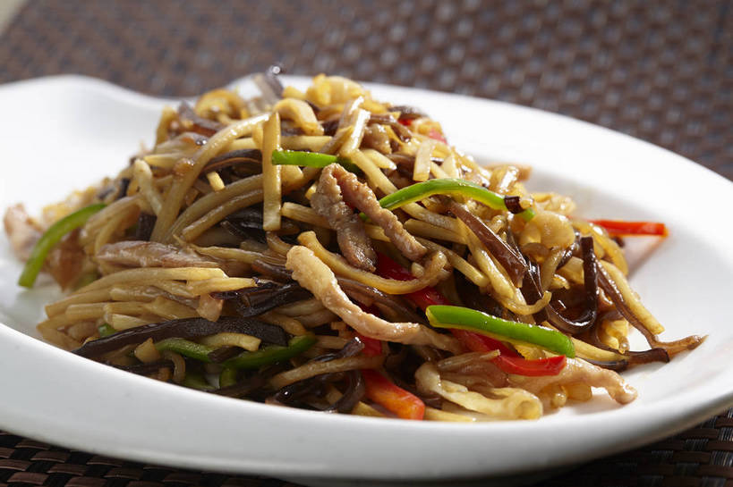 无人,横图,俯视,室内,特写,白天,烹饪,中餐,餐桌,桌子,辣椒,蔬菜,餐具,一堆,许多,堆叠,堆积,新鲜,碟子,盘,菌菇,香菇,炒菜,肉,料理,食品,很多,菌类,肉丝,菜肴,美食,肉类,食物,一个,盘子,碟,中式,食用菌,佳肴,有机食品,绿色食品,单个,餐台,中华料理,堆,真菌,肉食,辣角,红海椒,大椒,辣虎,广椒,椎茸,辣子,红辣椒,海椒,番椒,彩图,高角度拍摄,平庄菇,香菌,香蕈,shjb1