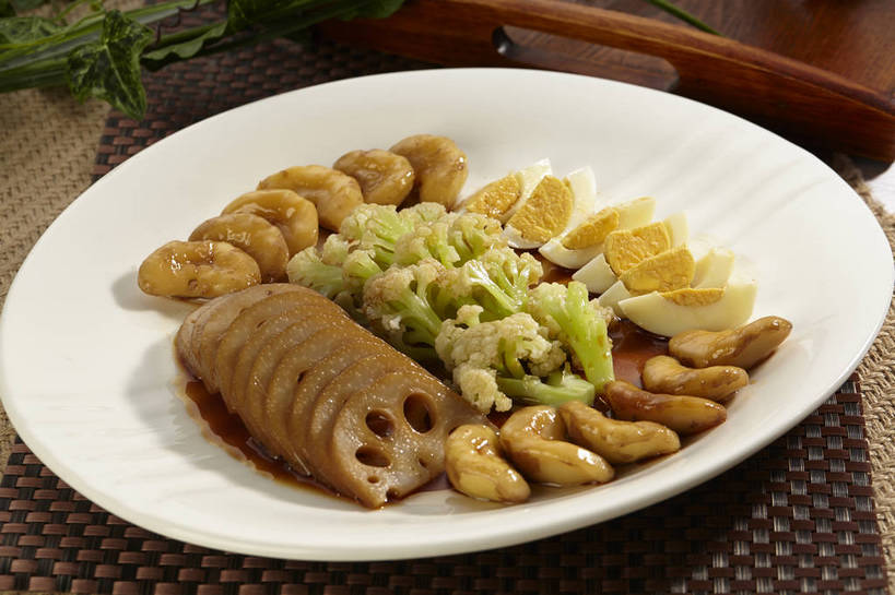 拼盘,无人,横图,俯视,室内,特写,白天,烹饪,中餐,餐桌,桌子,餐具,许多,切开,碟子,盘,花菜,花椰菜,蛋,调料,鸡蛋,酱料,酱汁,佐料,料理,食品,水煮蛋,调味品,很多,调味料,酱,冷盘,藕,菜肴,美食,菜花,食物,排列,一个,盘子,碟,切,中式,菱角,冷菜,凉菜,佳肴,单个,餐台,中华料理,椰菜花,剖面,切面,草鸡蛋,卵,摆列,芰实,菱实,乌菱,白煮蛋,莲藕,彩图,高角度拍摄,本鸡蛋,笨鸡蛋,柴鸡蛋,山鸡蛋,土鸡蛋,水栗子,菜藕,光旁,果藕,荷藕,湖藕,藕节,水鞭蓉,布列,分列,shjb1