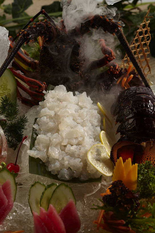 海鲜,龙虾,拼盘,三文鱼,无人,竖图,俯视,室内,特写,白天,烹饪,鲑鱼,柠檬,樱桃,萝卜,胡萝卜,黄瓜,蔬菜,水果,叶子,一堆,许多,切开,堆叠,堆积,新鲜,围绕,鱼,液体,冰,烟雾,生食,虾,日本料理,冰块,料理,食品,果实,绿叶,蓬蒿,很多,蔬果,冷冻,水产,冷盘,菜肴,美食,鱼类,海洋生物,食物,日式料理,切,日式,嫩叶,烟,寒冷,冷菜,凉菜,佳肴,有机食品,绿色食品,缭绕,冷藏,堆,冰冷,水生动物,海产品,黄萝卜,番萝卜,水生物,剖面,旋绕,海底动物,切面,茼蒿,鲑,春菊,茼蒿菜,保鲜,萦绕,回绕,无色,无味,叶,叶片,樱珠,莺桃,英桃,益母果,楔桃,牛桃,柠果,荆桃,青瓜,胡瓜,红萝卜,甘荀,彩图,高角度拍摄,不可燃,惰性,无腐蚀性,液氮,丁香萝卜,胡芦菔金,金笋,氮气,低温,shjb1,刺身拼盘