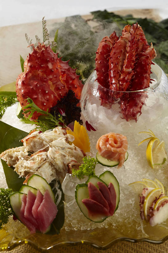 海鲜,蟹,拼盘,三文鱼,无人,竖图,俯视,室内,特写,白天,烹饪,鲑鱼,柠檬,黄瓜,蔬菜,餐具,水果,玻璃,新鲜,围绕,螃蟹,鱼,碟子,盘,液体,冰,烟雾,香菜,肉,生食,鱼肉,日本料理,冰块,料理,食品,果实,蓬蒿,蔬果,冷冻,水产,冷盘,菜肴,美食,肉类,鱼类,海洋生物,玻璃制品,食物,两个,黄色,红色,盘子,容器,碟,碗,日式料理,日式,烟,寒冷,冷菜,凉菜,佳肴,有机食品,绿色食品,缭绕,冷藏,储藏,冰冷,储存,水生动物,海产品,水生物,肉食,旋绕,海底动物,北极贝,茼蒿,胡菜,香荽,原荽,园荽,芫荽,鲑,春菊,胡荽,茼蒿菜,莞荽,芫茜,芫蓿,莚葛草,莚荽菜,保鲜,萦绕,甲壳动物,回绕,无色,无味,益母果,柠果,青瓜,胡瓜,彩图,高角度拍摄,不可燃,惰性,无腐蚀性,液氮,氮气,贮存,低温,shjb1,刺身拼盘